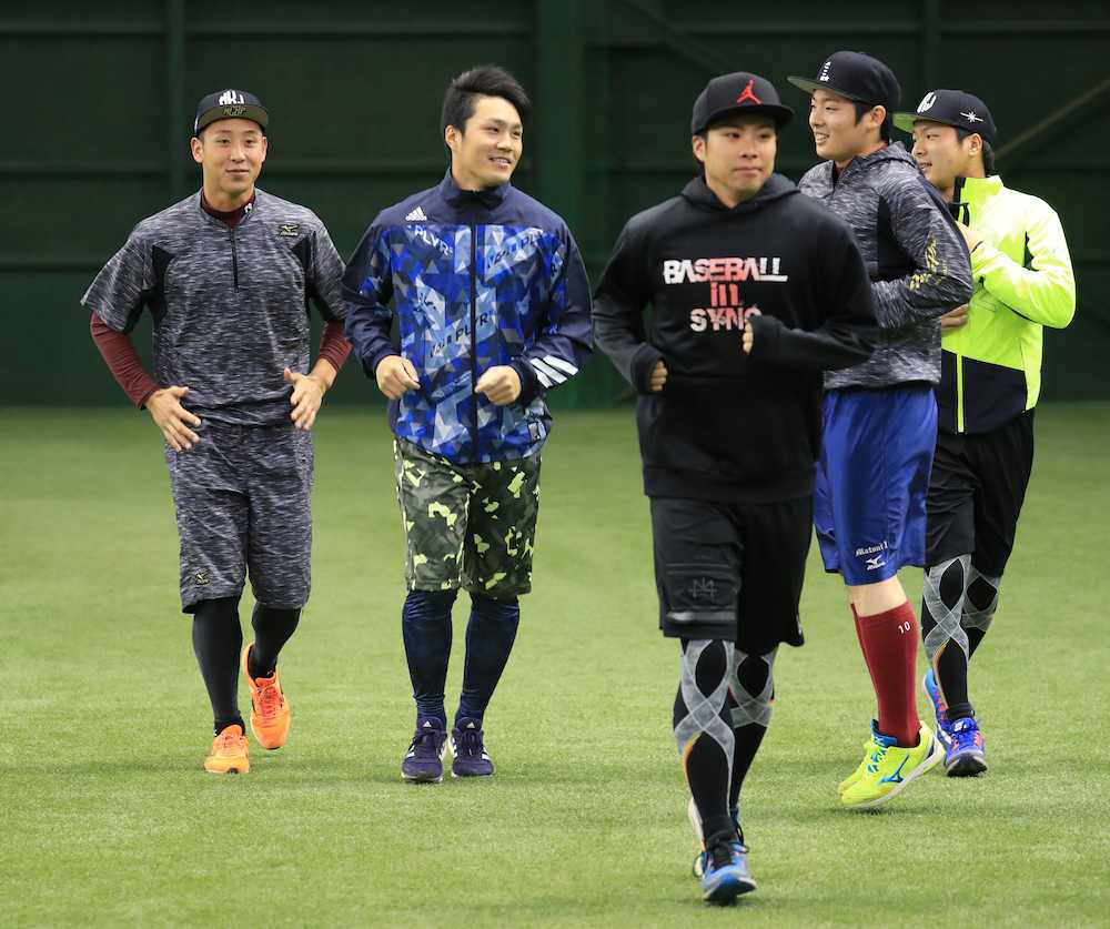 アップをする楽天投手陣（左から）藤平、則本、、辛島、松井、釜田