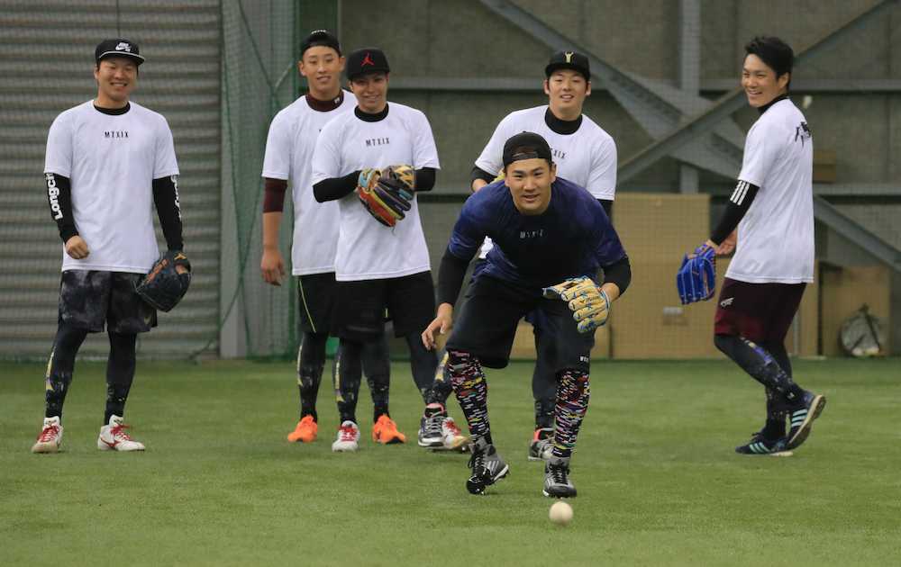 ノックを受ける田中と後ろで見る楽天投手陣（左から）釜田、藤平、辛島、松井、則本
