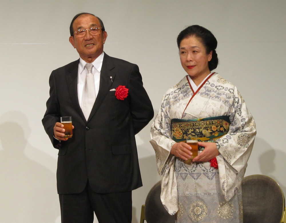 感謝の集いに出席した、東洋大野球部の高橋昭雄前監督（写真左）と初江夫人（同右）　　　　　　　　　　　　　　　　　　　　　　　　　　　　　　　
