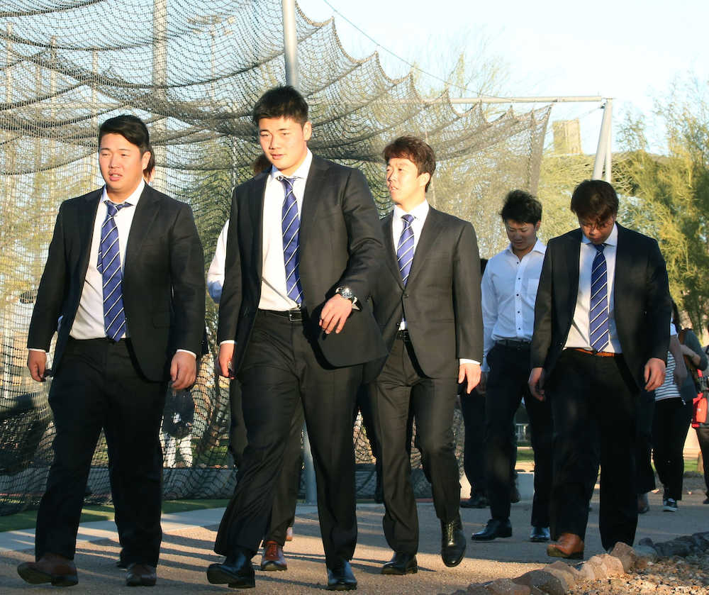 キャンプで利用する大リーグ、ダイヤモンドバックスの施設を見学する日本ハムの清宮（左から２人目）ら