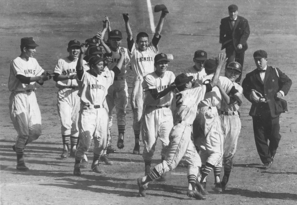 高松商の山口（右から２人目）がサヨナラ本塁打を放って歓喜の生還