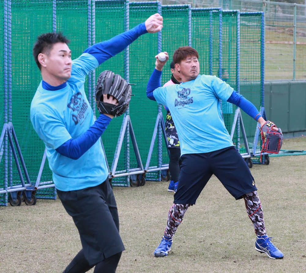 福田選手会長が選手、関係者に配布したＴシャツを着て岩瀬（左）と並んでキャッチボールをする松坂