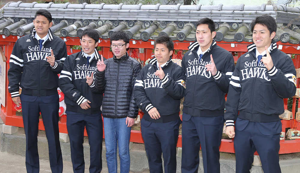 必勝祈願を終えファンと記念撮影に納まる（左から）椎野、増田、１人おいて田浦、吉住、高橋礼