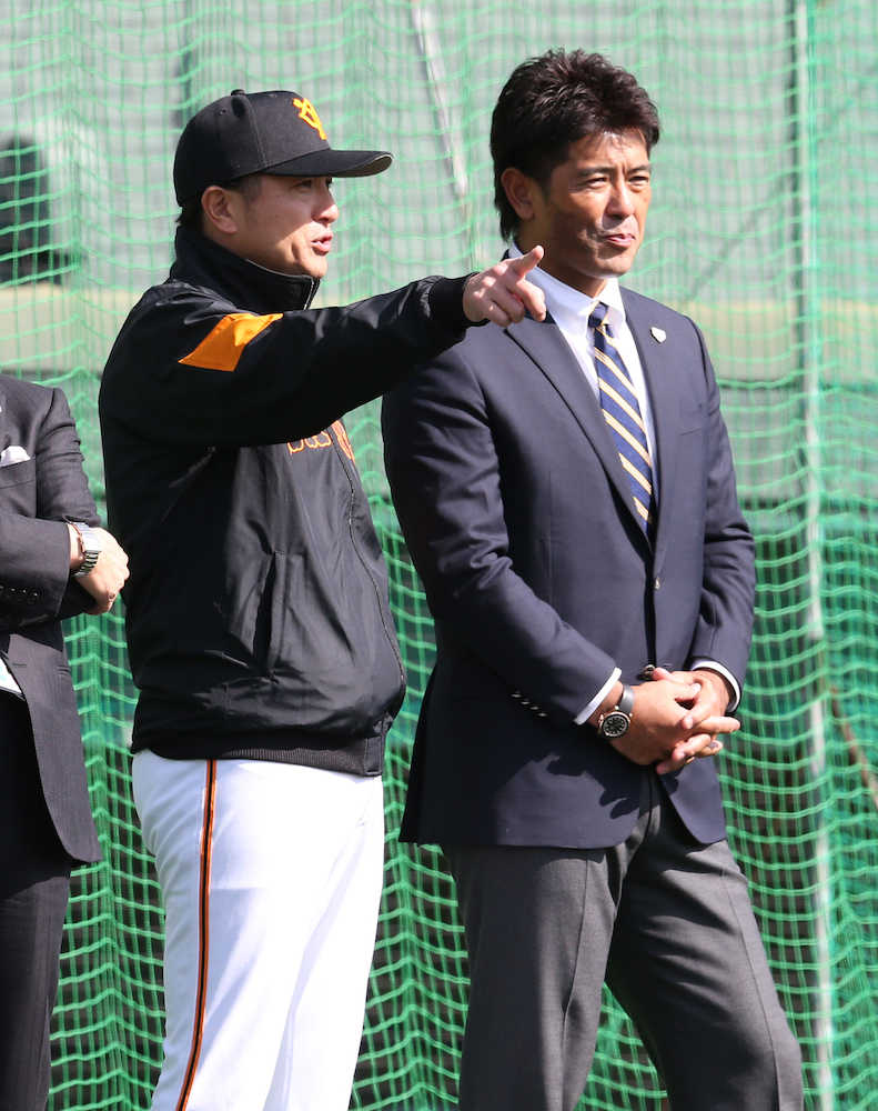 視察に訪れた日本代表・稲葉監督（右）は高橋監督と話をする