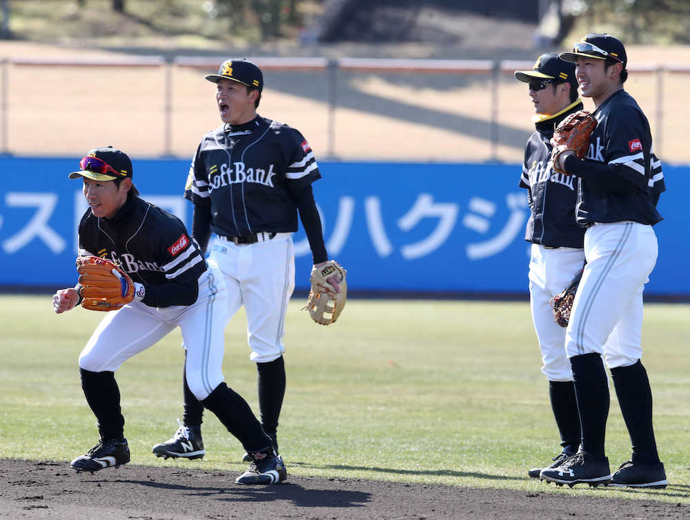 （左から）本多、川島、明石、西田の４人がセカンドのノックを受ける