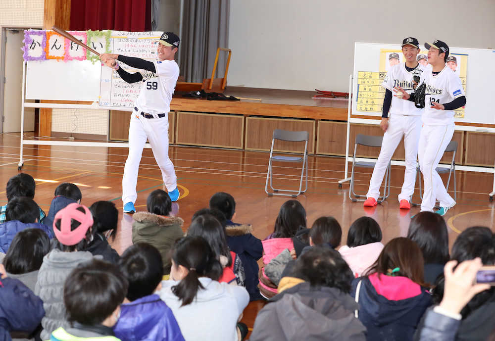（右から）榊原、岡崎と宮崎市内の養護学校を訪れた根本はスイングを披露
