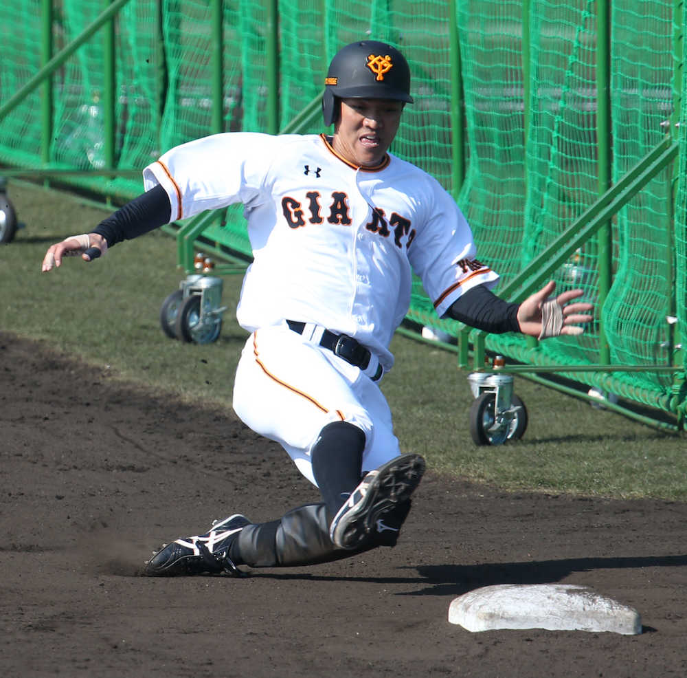 走塁練習で二塁に滑り込む田中俊