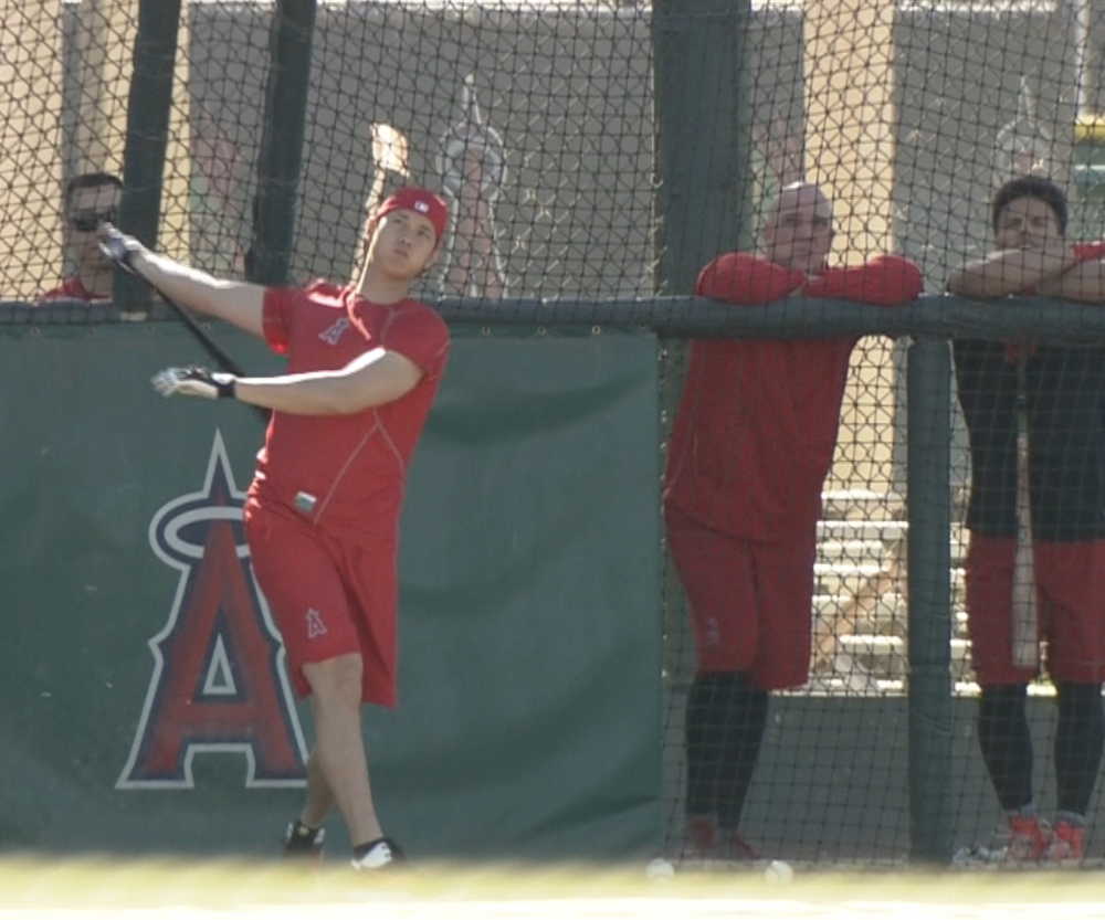 赤のＴシャツ、短パン姿で打撃練習を行うエンゼルスの大谷