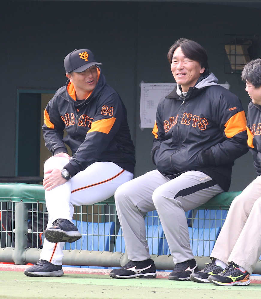 紅白戦に笑顔で談笑する高橋監督（左）と松井秀喜臨時コーチ