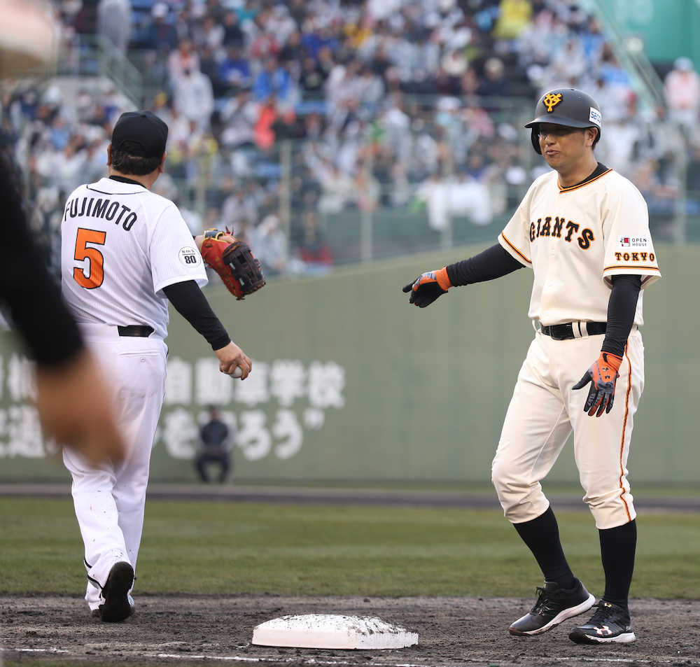 ＜ジャイアンツＶＳホークスＯＢ戦＞５回１死一塁、適時打を打った高橋（右）は隠し球でアウトに。野手・藤本