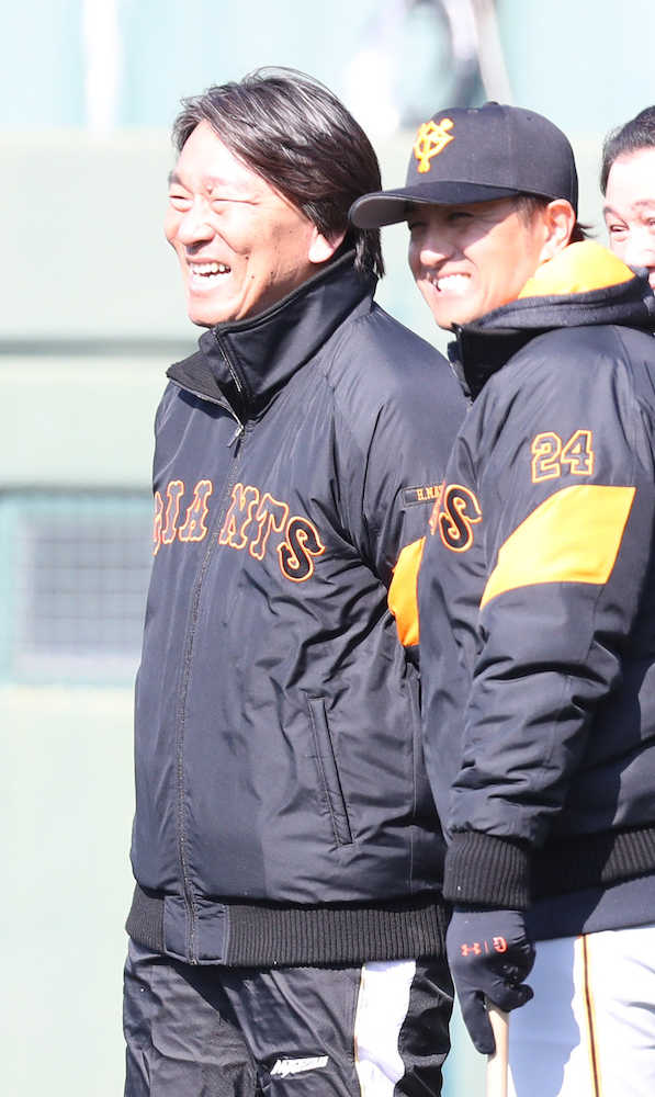 高橋監督（右）と笑顔で話す松井臨時コーチ