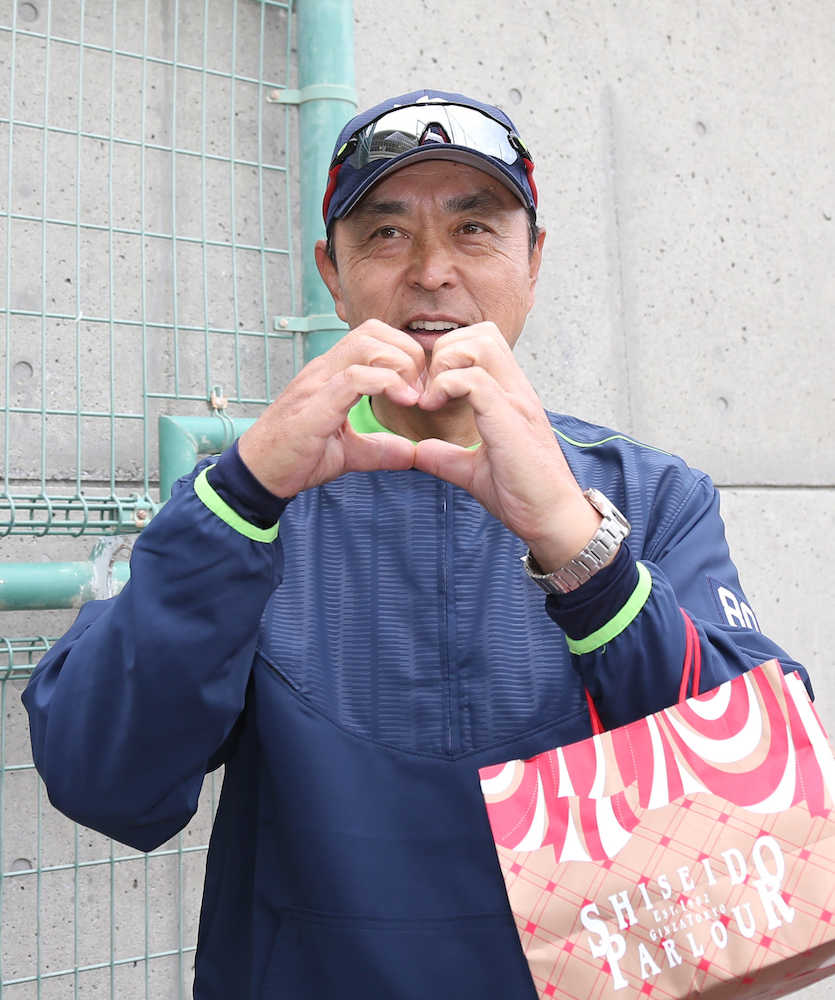 バレンタインのチョコをもらった小川監督がカメラマンのリクエストでハートマークをつくる