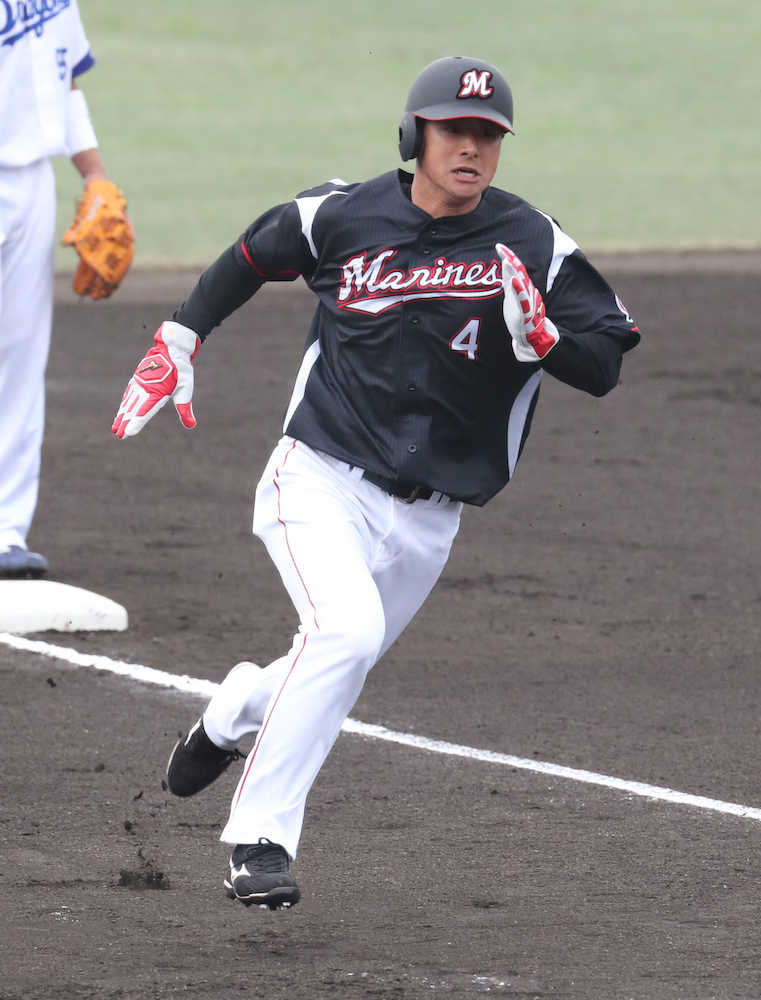 初回無死一塁、菅野の右中間三塁打でホームに向け走る一塁走者の藤岡裕