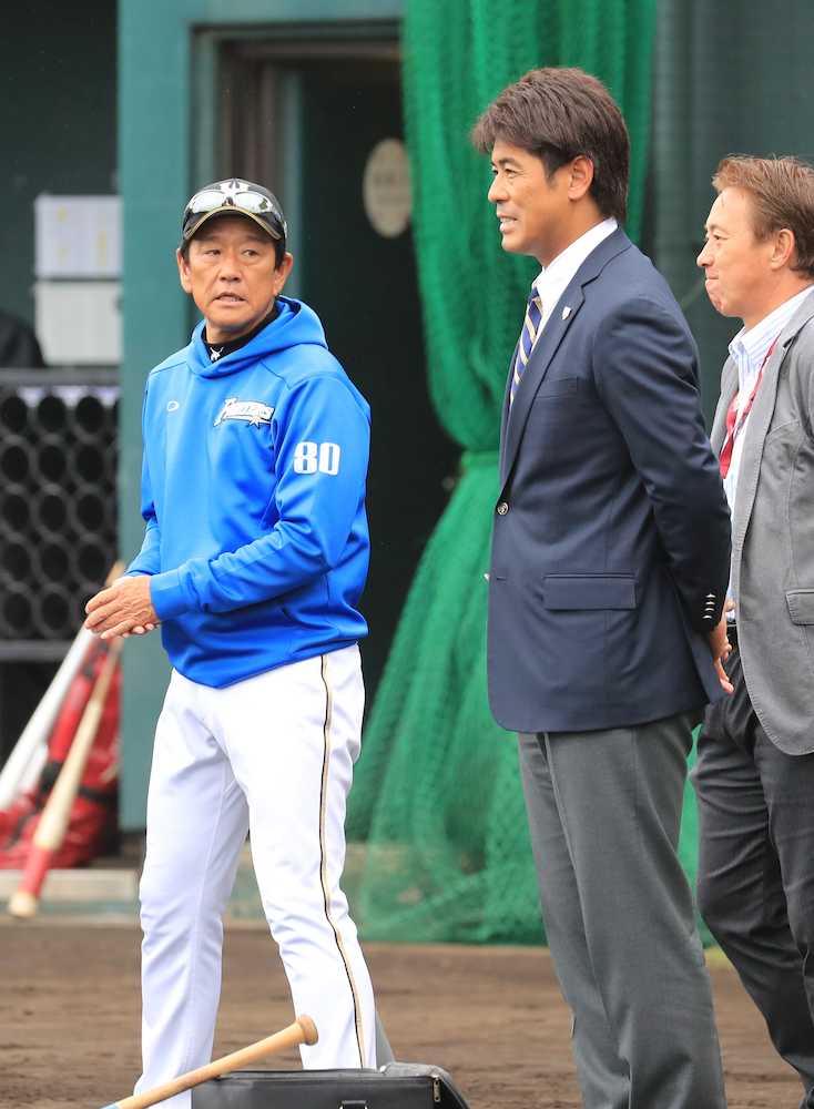 ＜楽・日＞試合前に日本ハム・栗山監督（左）と話す侍ジャパン・稲葉監督