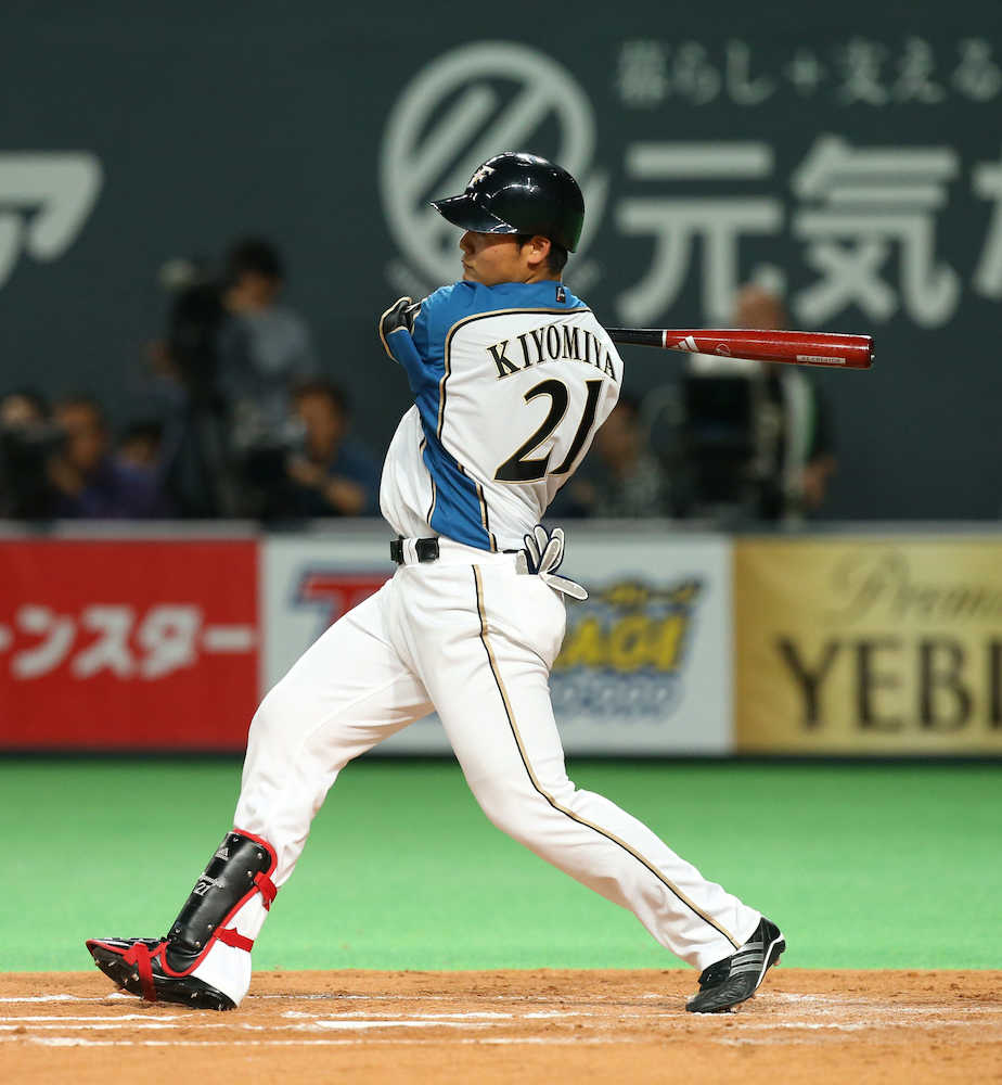 ２回２死、札幌ドーム初打席で右中間二塁打を放つ清宮