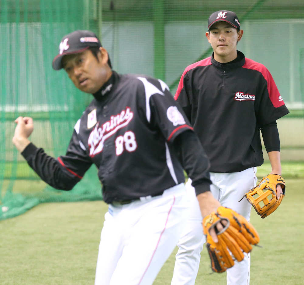 鳥越コーチ（左）の指導を受ける安田