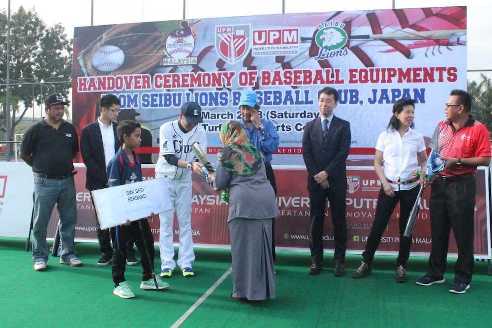 マレーシアの首都クアラルンプールのマレーシアプトラ大学で野球用具の贈呈式に出席した西武の星野智樹氏