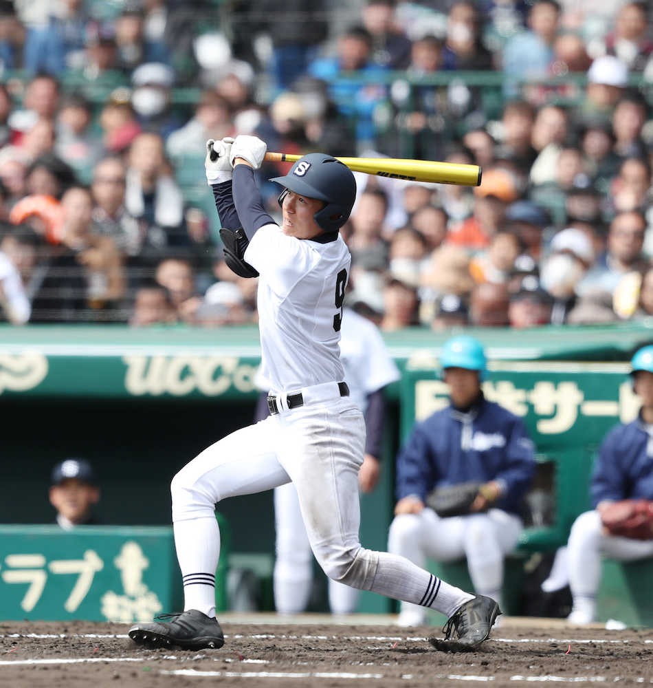 ＜静岡・駒大苫小牧＞３回２死一、二塁、静岡・斎藤は左線に先制の適時三塁打を放つ
