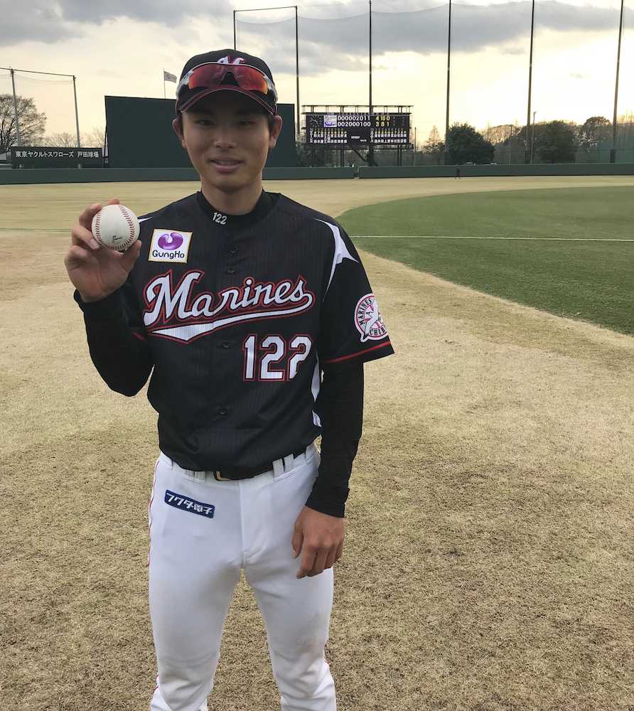 ロッテの育成ドラフト１位・和田は公式戦プロ初本塁打のボールを手に笑顔を見せる。