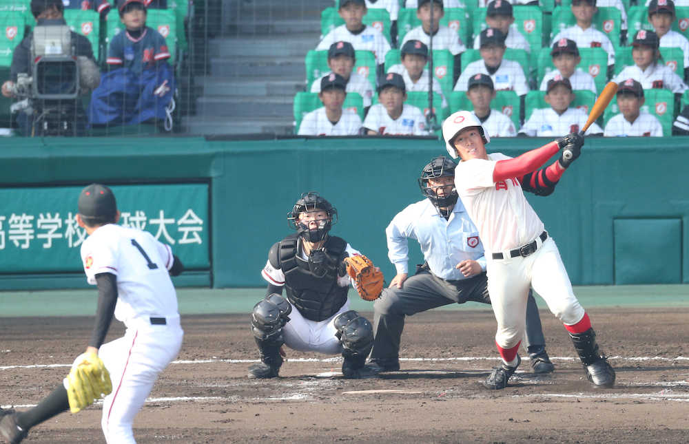 ６回１死二塁、智弁学園・藤村は勝ち越し適時二塁打を放つ。投手は佐藤洸