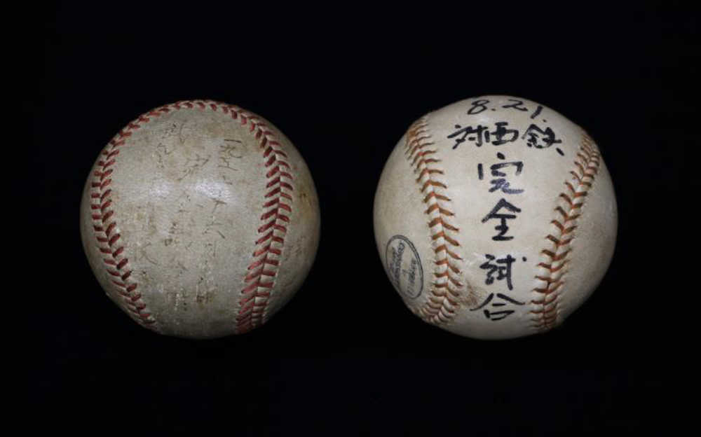 展示される、近鉄・武智文雄投手（左）、東映・高橋善正投手（右）の完全試合ウイニングボール
