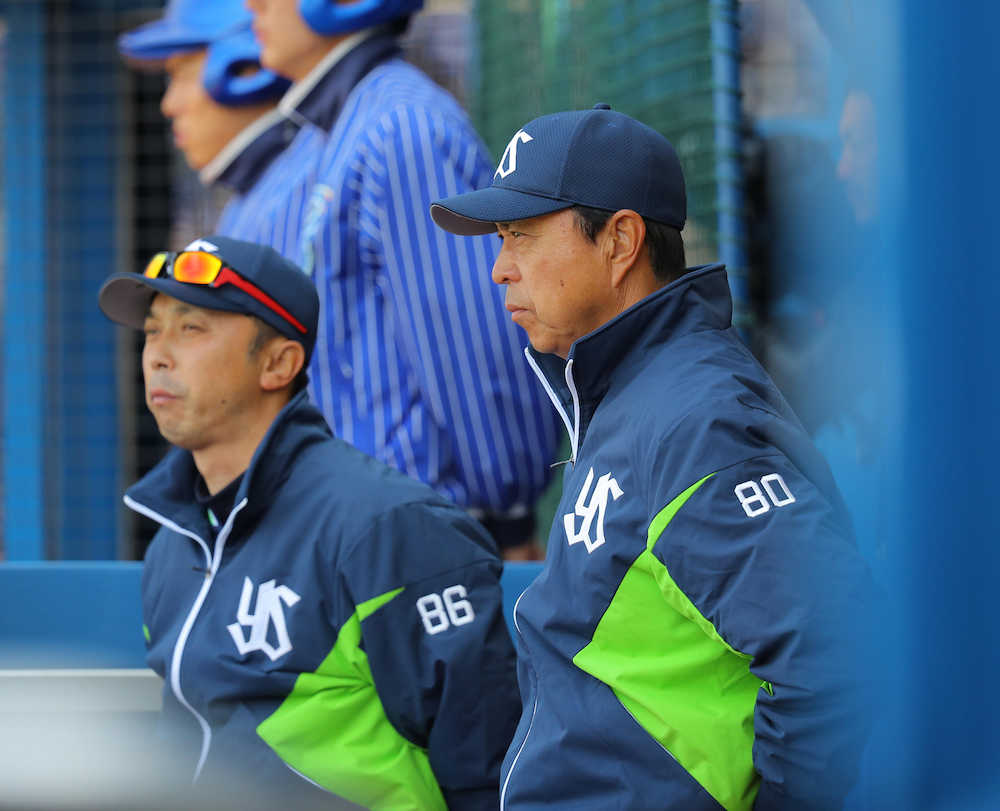 ＜Ｄ・ヤ＞ベンチの小川監督（右）と宮本ヘッドコーチ