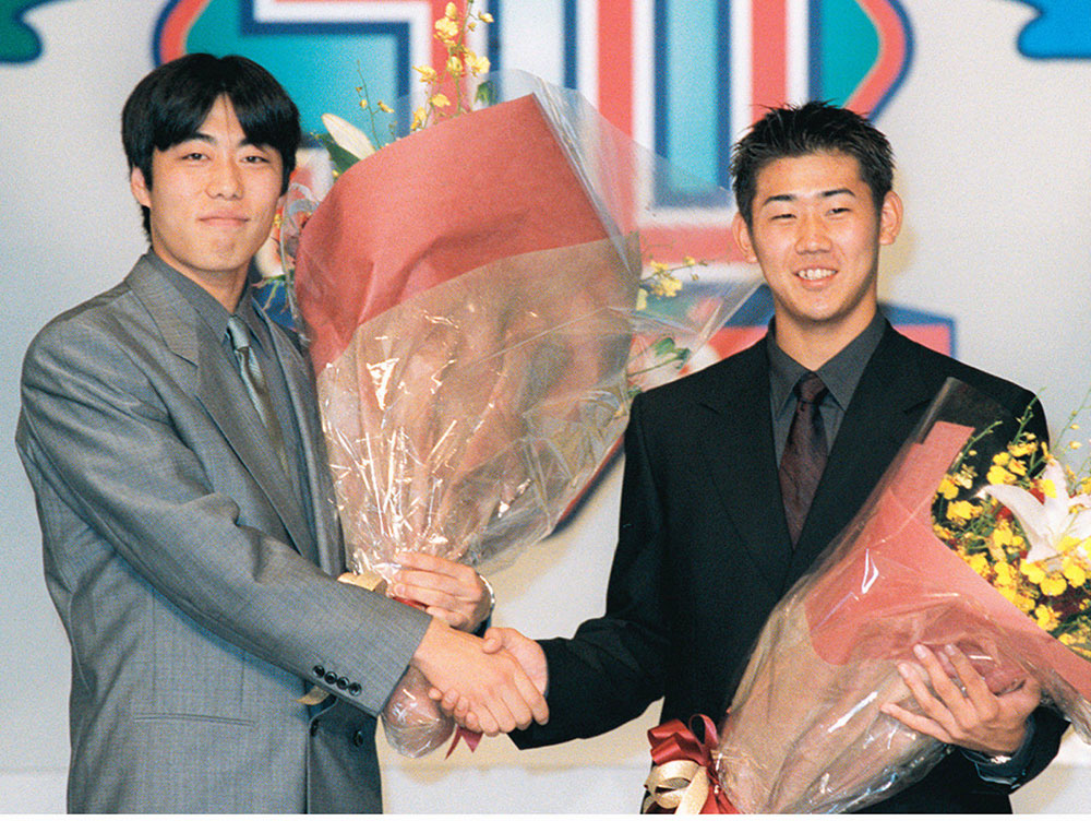 ９９年のプロ野球コンベンションでセ、パ両リーグ新人王の表彰を受け、握手を交わす巨人・上原浩治（左）と西武・松坂大輔