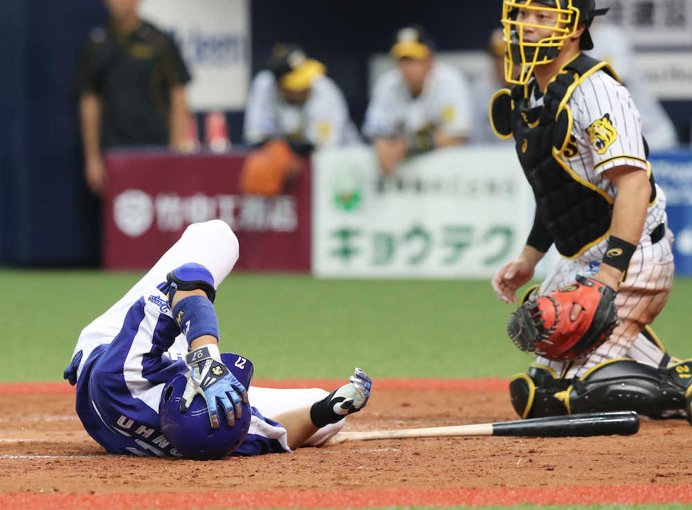 ８日の阪神戦で５回表２死満塁、頭部に死球を受け倒れる大野奨（撮影・椎名　航）