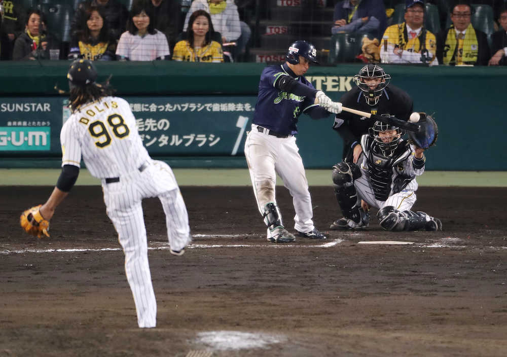 ＜神・ヤ＞延長１０回１死三塁、雄平は左前に勝ち越し適時打を放つ