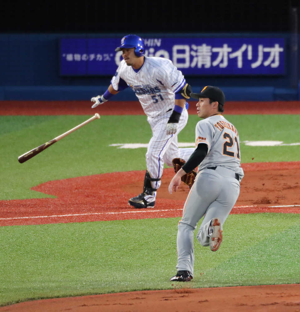 ＜Ｄ・巨＞初回２死一、三塁、宮崎（左）に先発・吉川光が右翼へ先制の適時打を浴びる