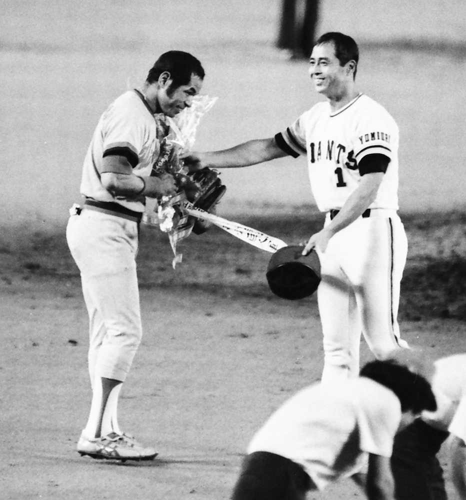 １９８０年８月４日、１２４７試合連続出場の日本新記録を達成した衣笠氏（左）は王から祝福の花束を受け取る