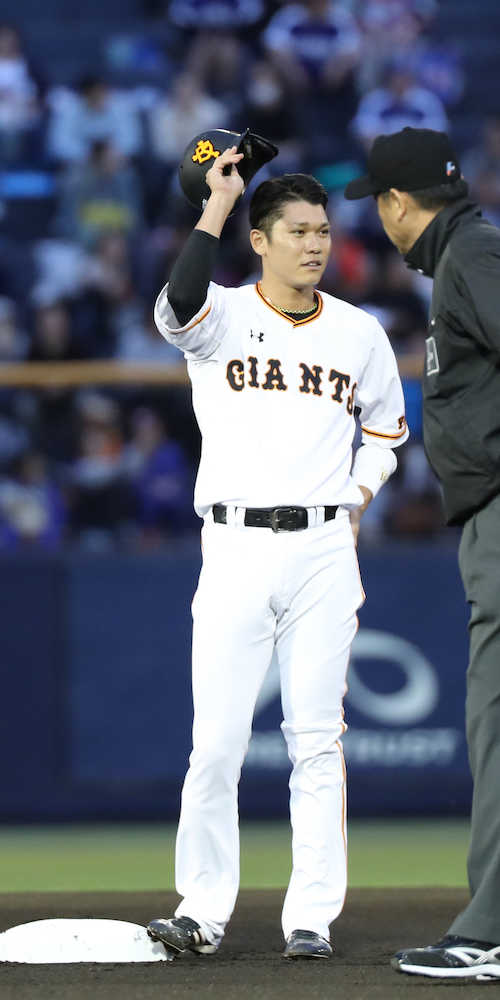 ＜巨・中＞初回、坂本は通算３００二塁打を達成しファンの声援に応える