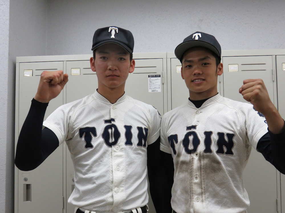 ２本塁打の山田健（左）と根尾