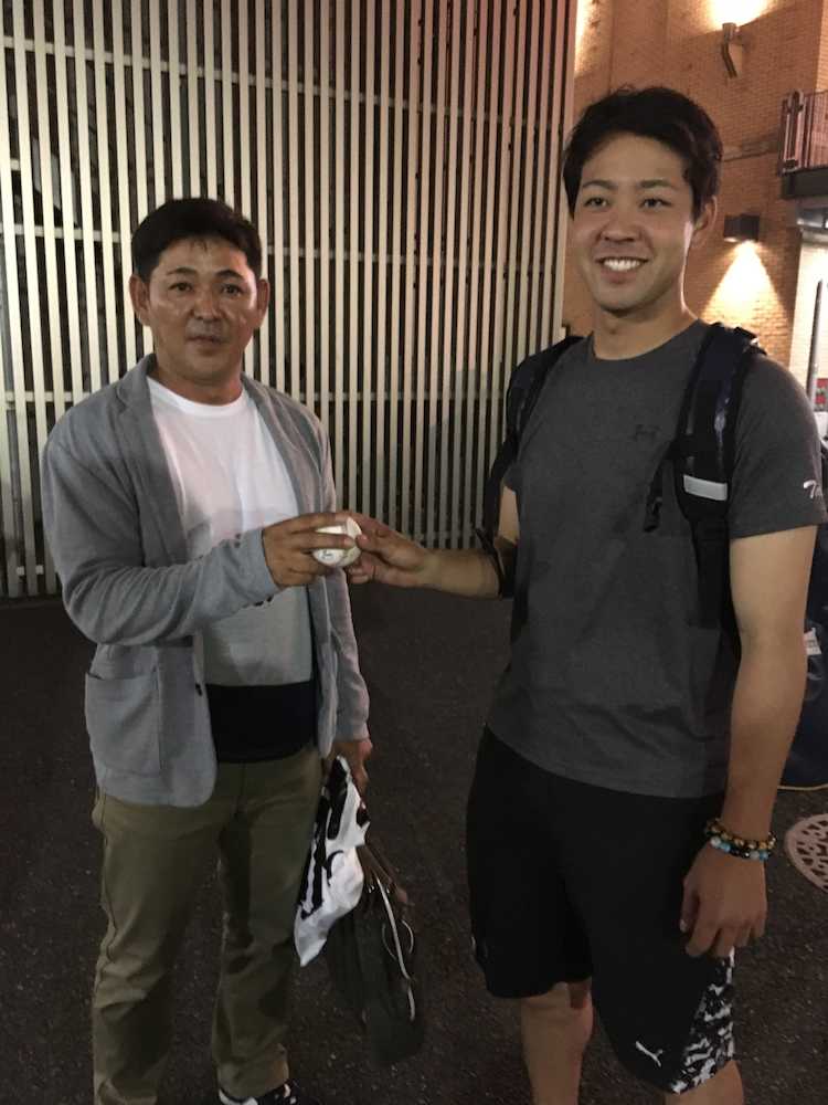 試合後、高校時代の恩師の神谷さんにウイニングボールを渡すＤｅＮＡ・平良（右）