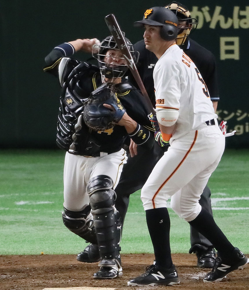 ９日の巨人戦の５回無死一塁、打者ゲレーロの場面で、一走・吉川尚の二盗を阻止する阪神・梅野