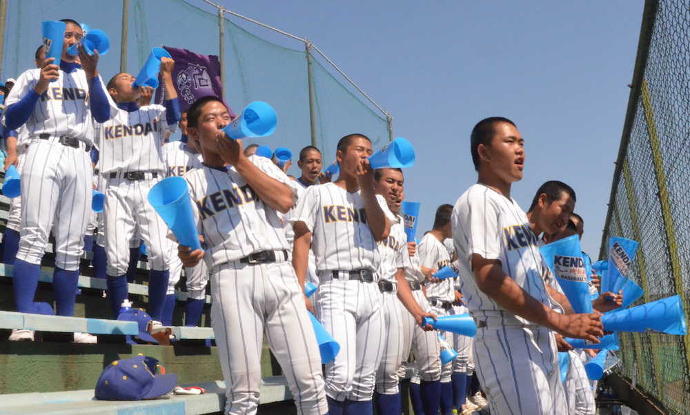 関東大会で「全開Ｈｏｎｄａ」を歌う高崎健康福祉大高崎の野球部員