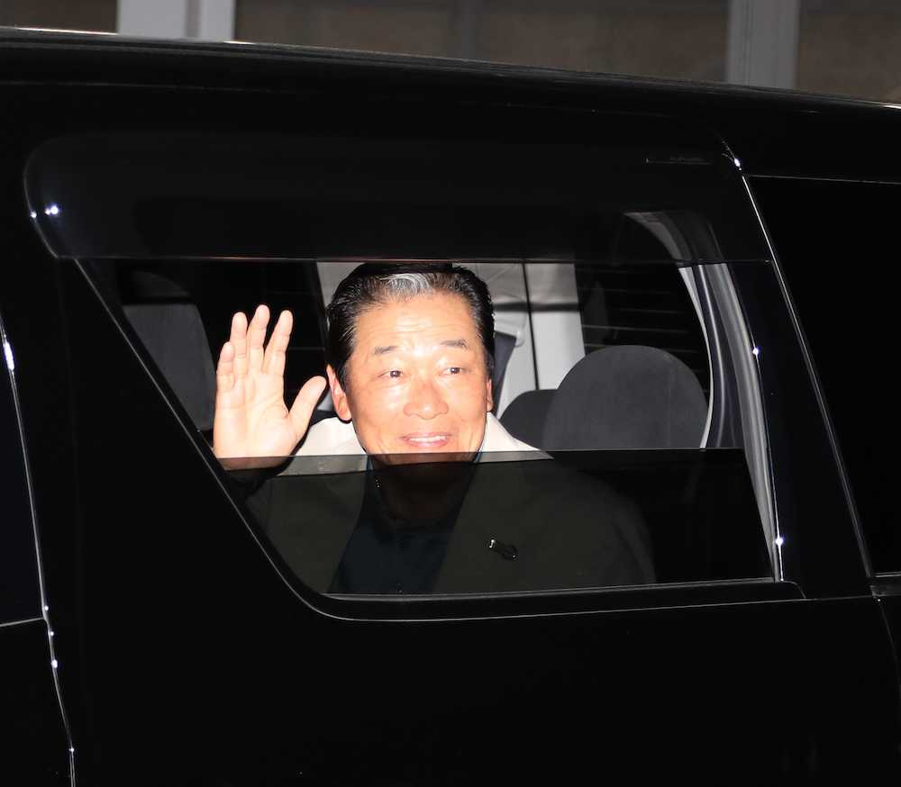 辞任発表後、梨田監督は手を振って車で球場を後にする（撮影・篠原岳夫）