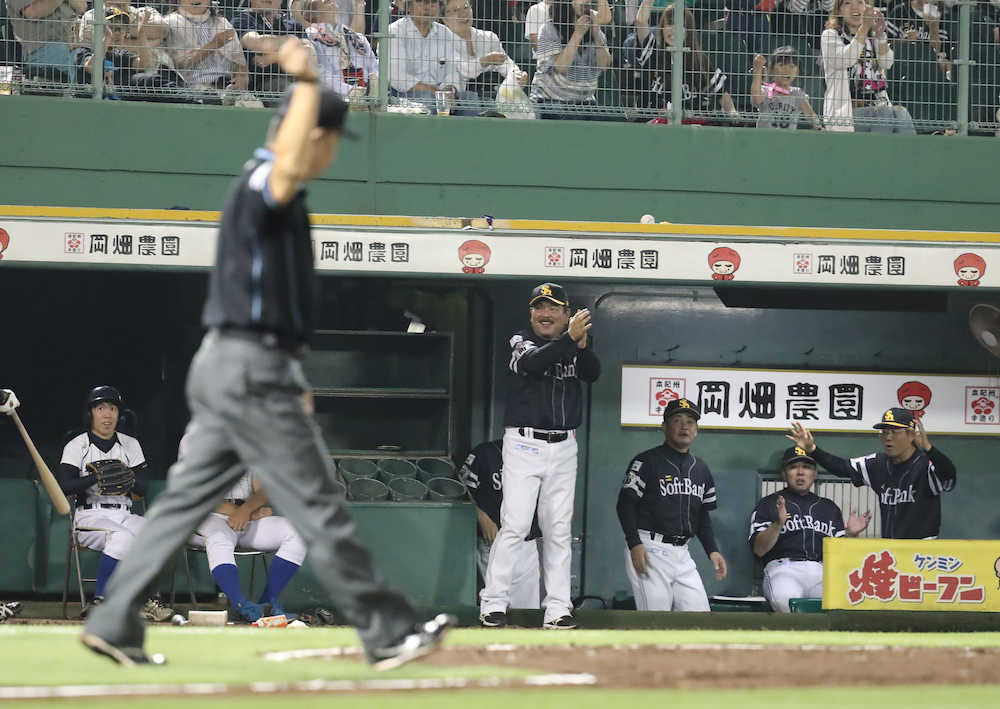 中村晃の打球が検証の結果本塁打となり、喜ぶソフトバンクのベンチ（撮影・井垣　忠夫）