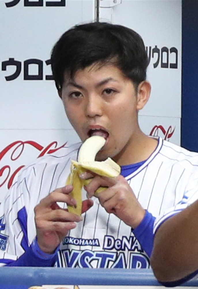 バナナを食べる東