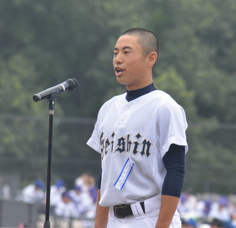全国高校野球茨城大会・選手宣誓をする清真学園の白鳥将汰主将