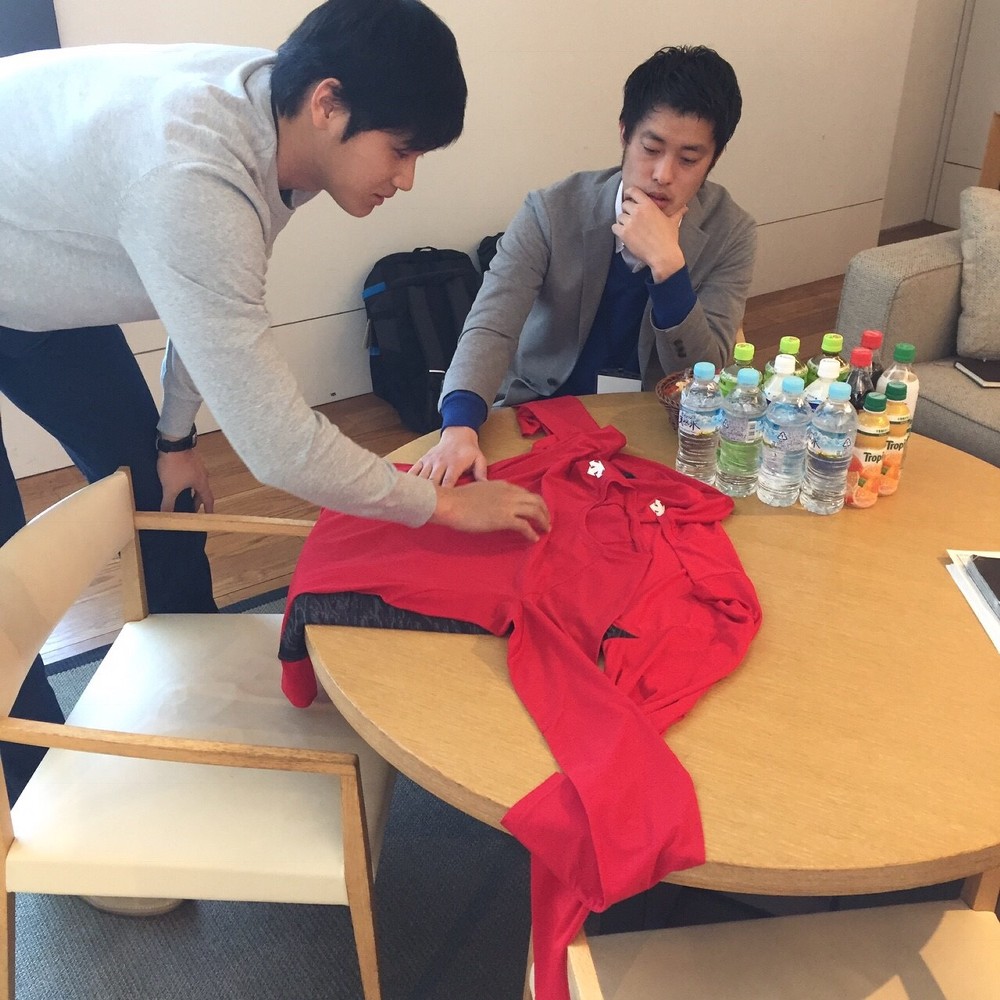 アンダーシャツなどを担当する江連さん（右）と試作品の打ち合わせを重ねる大谷