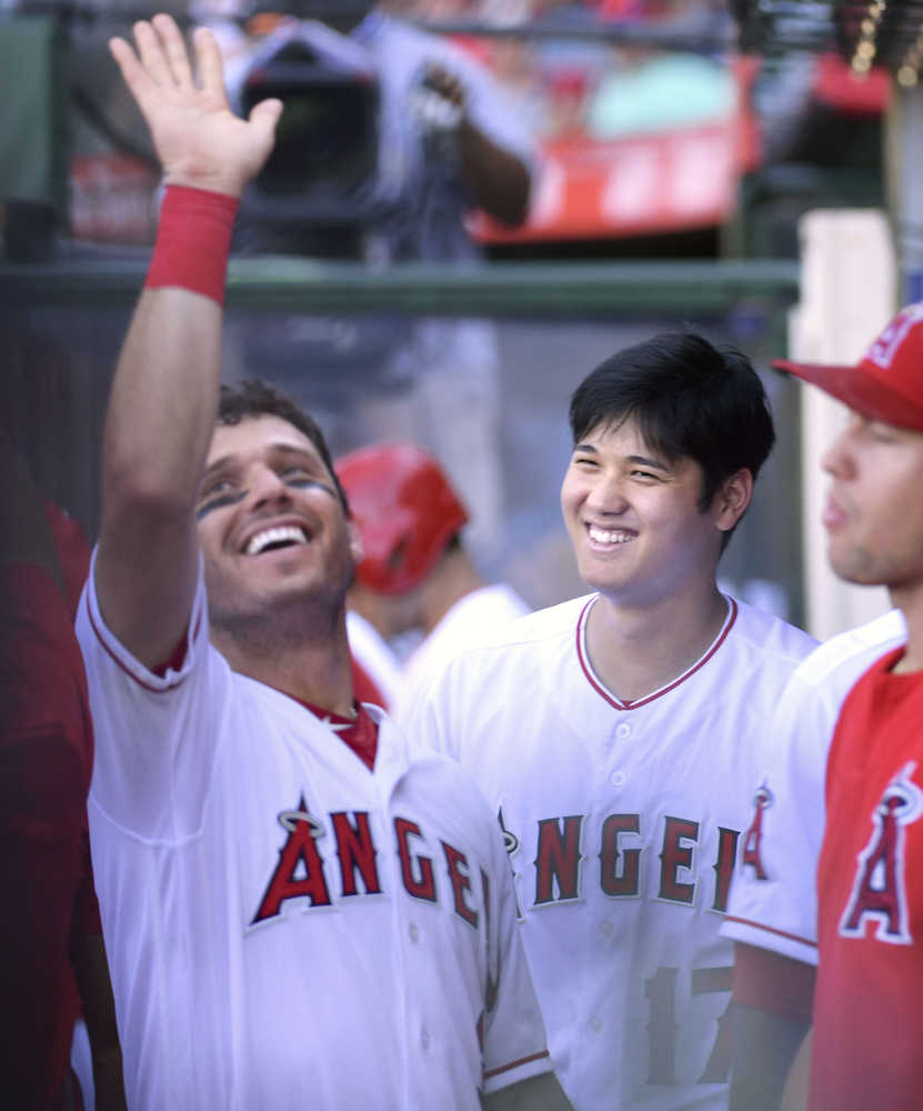 アストロズ戦の８回、本塁打を放ったキンズラー（左）をベンチで笑顔で迎えるエンゼルス・大谷