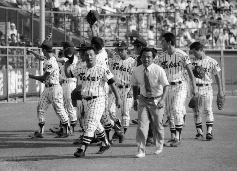 ８５年夏、準々決勝で関東第一に勝利し、スタンドにあいさつする大八木監督（手前左）ら東海大甲府ナイン