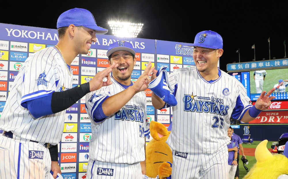 ＜Ｄ・広＞３者連続本塁打の（左から）ソト、宮崎、筒香はお立ち台で笑顔（撮影・島崎忠彦）