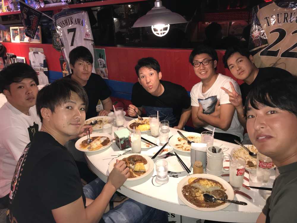 旭川市の有名カレー店「クレイジースパイス」を訪れた日本ハム上沢（左手前）ら