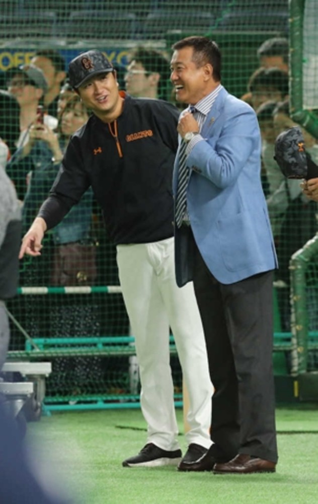 高橋監督（左）の今季限りでの辞任が発表となり、後任には原前監督の復帰が決定的となった