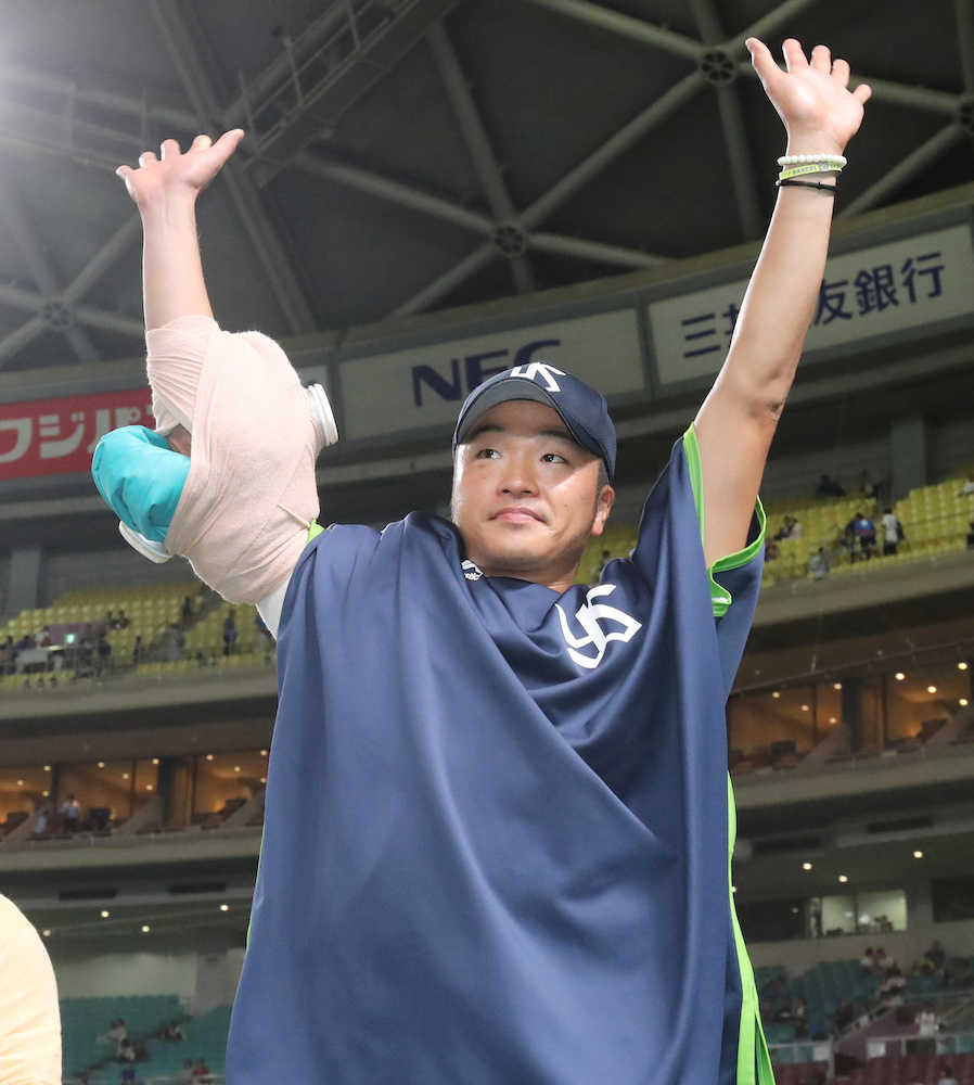 ９月２４日、勝ち星を挙げたヤクルト・近藤は、スタンドのファンの声援に手を挙げて応える（撮影・椎名　航）