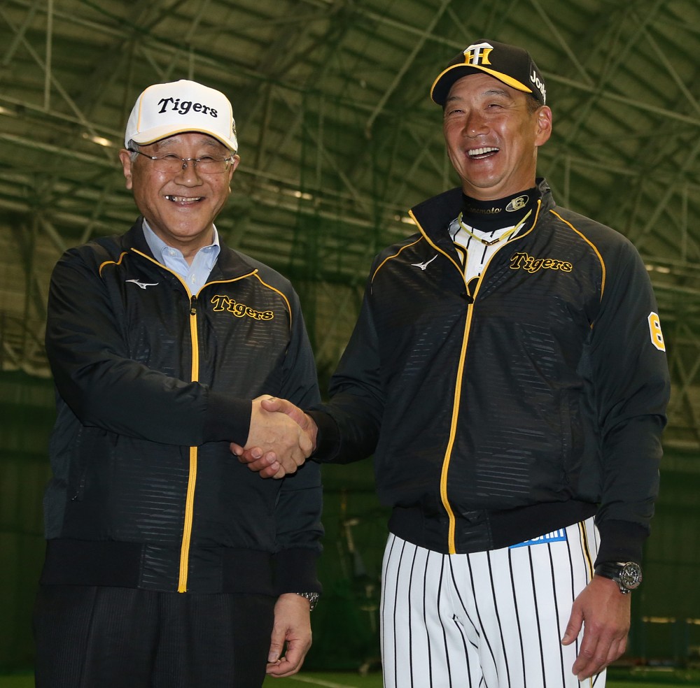 ２月、キャンプの視察に訪れた坂井オーナー（左）と金本監督