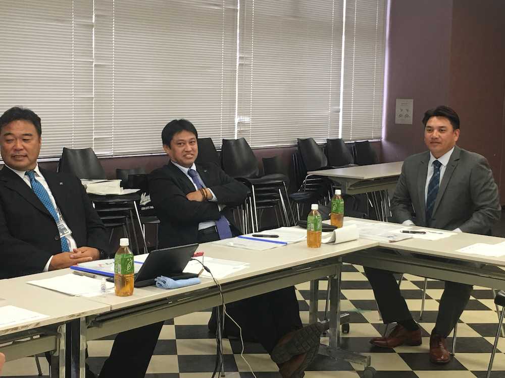 ドラフト会議に向けて、スカウト会議を行ったロッテ・井口監督（右）。左は永野チーフスカウト、中央は松本編成部長