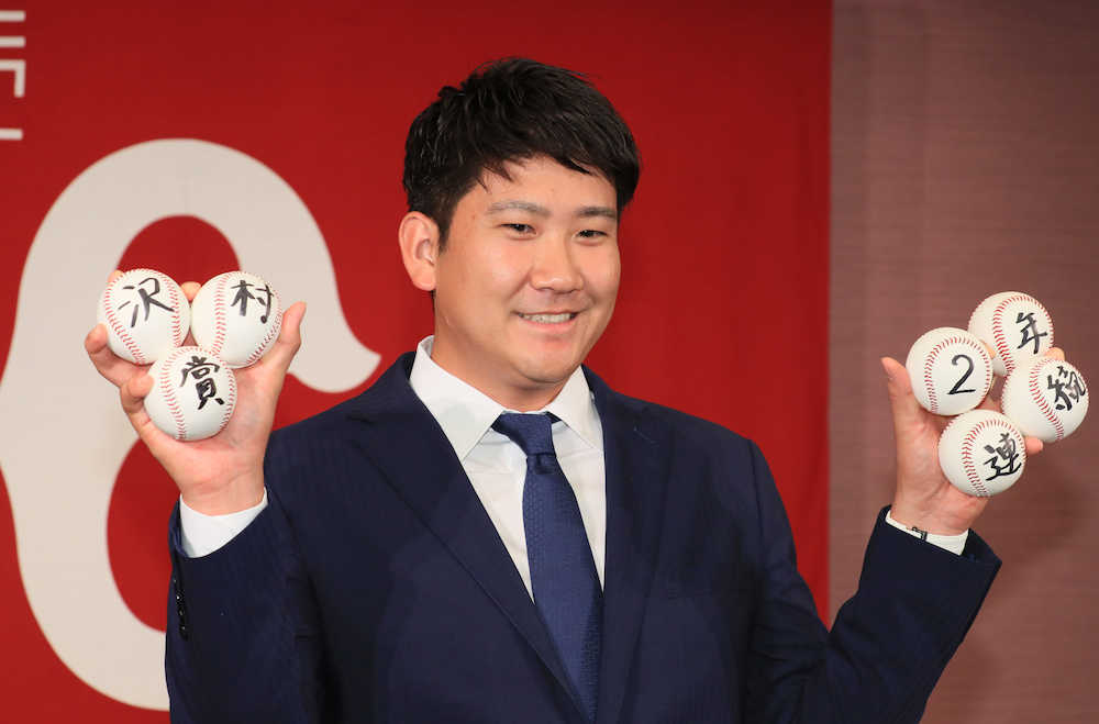２年連続沢村賞を受賞した菅野は文字の書かれたボールを手に笑顔を見せる（撮影・尾崎　有希）